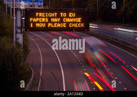 Brexit Fracht UK Autobahn Beschilderung in der Dämmerung oder Dunkelheit Stockfoto