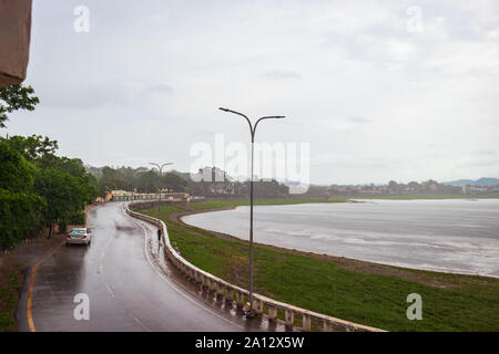 Nasse Straßen über fateh sagar See in Udaipur RAJASTHAN Indien, berühmte Touristenattraktion Stockfoto