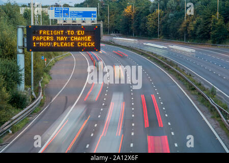 Brexit Fracht UK Autobahn Beschilderung mit unscharfen Fahrzeuge Stockfoto