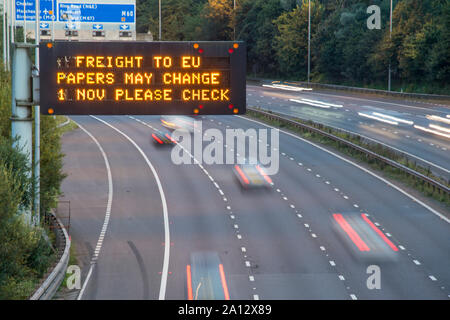 Brexit Fracht UK Autobahn Beschilderung mit unscharfen Fahrzeuge Stockfoto