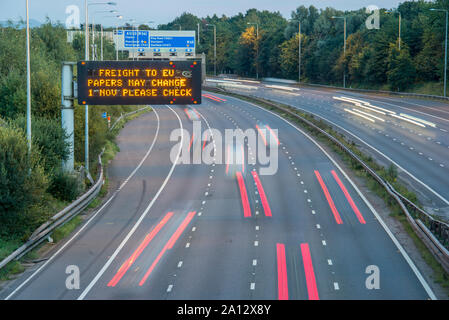 Brexit Fracht UK Autobahn Beschilderung mit unscharfen Fahrzeuge Stockfoto