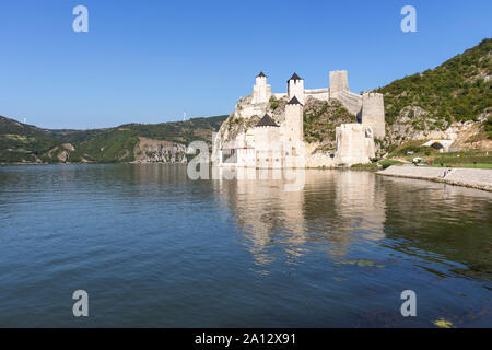 GOLUBAC, Serbien - 11. AUGUST 2019: Touristen, die in die Festung Golubac - mittelalterliche Stadt an der Donau, Serbien Stockfoto