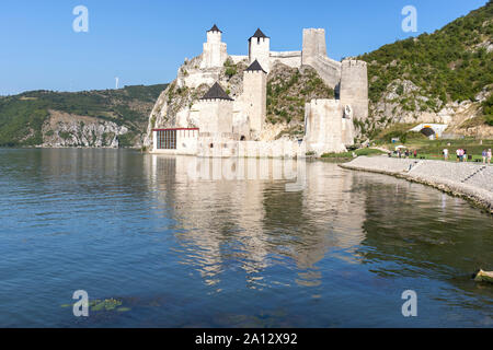 GOLUBAC, Serbien - 11. AUGUST 2019: Touristen, die in die Festung Golubac - mittelalterliche Stadt an der Donau, Serbien Stockfoto