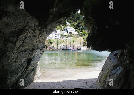 Äußeren Hafen und Scilly Cove von Willy Wilcox in der Höhle am Strand, Polperro, Cornwall, Großbritannien Stockfoto