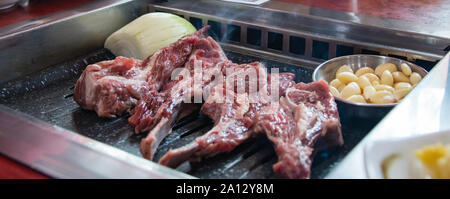 Koreanisches gegrilltes Lamm Fleisch Lammkoteletts mit Knoblauch Stockfoto