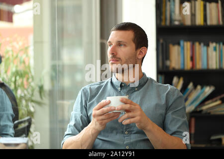 Entspannt man denken Suchen im Freien durch ein Fenster in einem Café sitzen Stockfoto