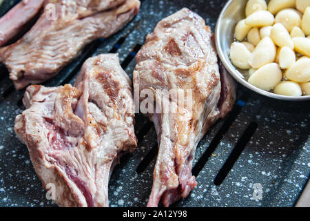 Koreanisches gegrilltes Lamm Fleisch Lammkoteletts mit Knoblauch Stockfoto