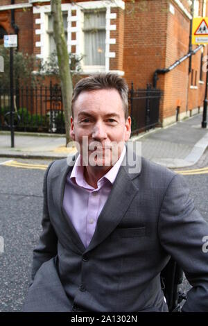 FRANK GARDNER BBC-SICHERHEITSKORRESPONDENT UND JOURNALIST MIT SEINER ZUSTIMMUNG IN CHELSA, LONDON, GROSSBRITANNIEN. BRITISCHE JOURNALISTEN. KORRESPONDENTEN. OPFER DES TERRORISMUS. IN SAUDI-ARABIEN ANGEGRIFFEN. BBC. Russell Moore Portfolioseite. Stockfoto