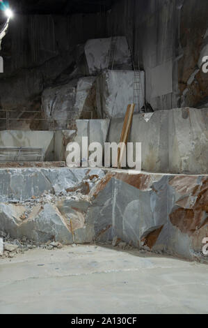 Große Blöcke von Marmor in einem Steinbruch in Carrara, Toskana, Italien Stockfoto