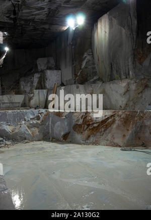 Große Blöcke von Marmor in einem Steinbruch in Carrara, Toskana, Italien Stockfoto