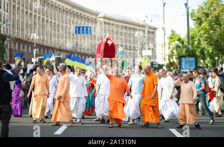 Kiew, Ukraine, 26. Mai 2019. Ratha Jatra Festival auf Khreshchatyk Straße. Hunderte von Krishna devotees Tanzen und Singen der heiligen Namen Stockfoto