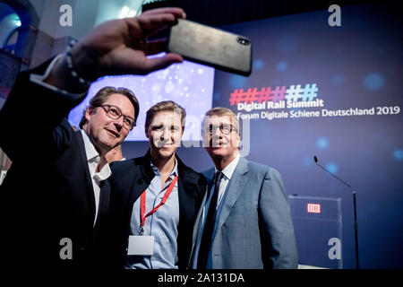 Berlin, Deutschland. 23 Sep, 2019. Andreas Scheuer (CSU), Bundesminister für Verkehr, und Ronald Pofalla (r), Chief Officer der Infrastruktur der Deutschen Bahn AG, posieren Sie mit Andreas Kunze (M), CEO von Konux, einem Münchner IoT-start-up, für eine selfie an der 'Digital Rail Summit I Forum Digitale Rail 2019". Credit: Christoph Soeder/dpa/Alamy leben Nachrichten Stockfoto