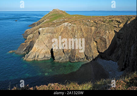 Wooltack Point in der Nähe von Martins Oase mit Blick auf die tückischen Gewässer von Jack Sound & Menschen zu Fuß im September sunshine Pembrokeshire Wales KATHY DEWITT Stockfoto