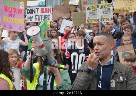 Schule Streik für Klima, Norwich, UK, Freitag 20 September 2019 - Norwich Süden Labour MP Clive Lewis sprechen Stockfoto