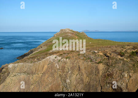 Wooltack Point in der Nähe von Martins Oase mit Blick auf die tückischen Gewässer von Jack Sound & Menschen zu Fuß im September sunshine Pembrokeshire Wales KATHY DEWITT Stockfoto