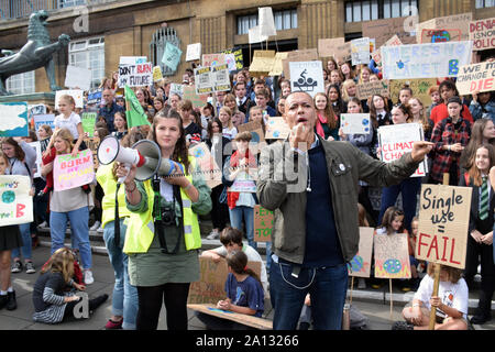 Schule Streik für Klima, Norwich, UK, Freitag 20 September 2019 - Norwich Süden Labour MP Clive Lewis sprechen Stockfoto