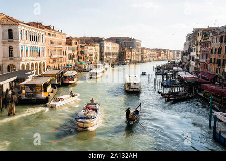 Cargo Schiff, Gondel, Vaporetto schweben über den Canal Grande, Venedig Italien Stockfoto