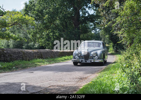 1958 Jaguar 3.4 3/40 verlassen einem Oldtimertreffen in der Grafschaft Oxfordshire. Broughton, Banbury, England. Vintage Filter angewendet Stockfoto