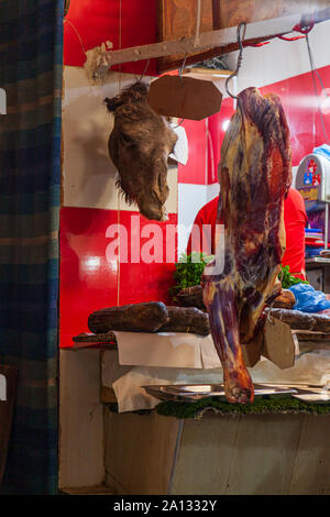 Kamele Kopf außerhalb eines Metzger Shop in der Medina von Fes, Marokko hängen Stockfoto