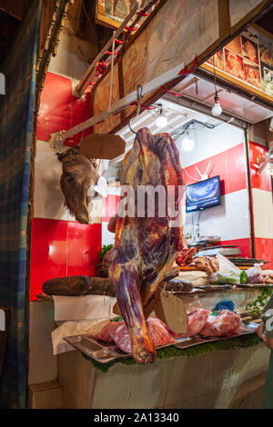 Kamele Kopf außerhalb eines Metzger Shop in der Medina von Fes, Marokko hängen Stockfoto