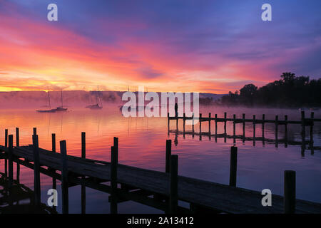 Eine magische Sonnenaufgang am Ammersee Bayern, natürliche Farben Stockfoto