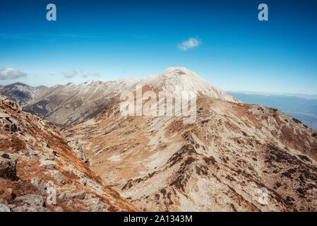 Vihren und Kutelo Gipfel mit dem Pferd Traverse im Pirin Nationalpark, Bulgarien. Panoramablick vom Muratov Peak. Stockfoto