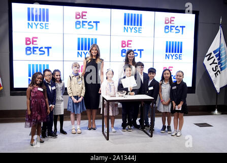 New York, Vereinigte Staaten. 23 Sep, 2019. First Lady Melania Trump Gespräche mit Schüler der Grundstufe der Vereinten Nationen internationale Schule, bevor Sie die Ringe der Öffnung Glocke an der New Yorker Börse an der Wall Street in New York City am Montag, 23. September 2019. Präsident Trump und First Lady Melania Trump sind in New York City für Ereignisse, die mit der jährlichen Generalversammlung der Vereinten Nationen gebunden. Foto von John angelillo/UPI Quelle: UPI/Alamy leben Nachrichten Stockfoto