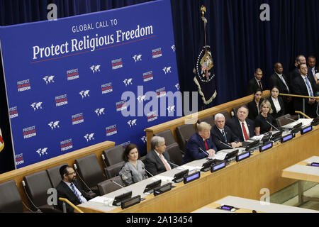 New York, Vereinigte Staaten. 23 Sep, 2019. Vice President Mike Pence sitzt neben Präsident Donald Trump auf einer Veranstaltung über die Religionsfreiheit auf dem 74 Allgemeine Aussprache bei der Generalversammlung der Vereinten Nationen am Sitz der Vereinten Nationen in New York City am 23. September 2019. Foto von John angelillo/UPI Quelle: UPI/Alamy leben Nachrichten Stockfoto