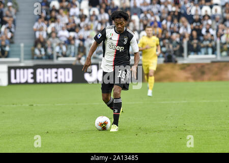 Juan Cuadrado (Juventus FC), die in Aktion während der Serie ein Fußballspiel zwischen FC Juventus und Hellas Verona FC bei der Allianz Stadion in Turin gesehen. (Endstand; FC Juventus 2:1 Hellas Verona FC) Stockfoto