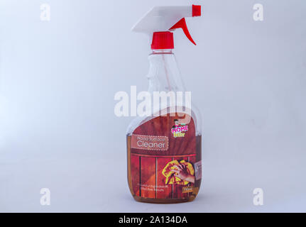 Alberton, Südafrika - eine Flasche Startseite Butler Holz Oberflächenreiniger auf einen klaren Hintergrund Bild mit Kopie Raum im Querformat isoliert Stockfoto