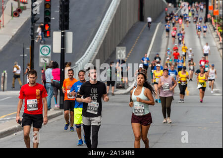 Montreal, Kanada - 22 September 2019: Läufer Marathon auf die Berri Street. Stockfoto