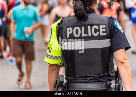 Montreal, Kanada - 22 September 2019: Rückansicht eines Polizistin am Montreal Marathon. Stockfoto