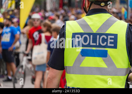 Montreal, Kanada - 22 September 2019: Rückansicht eines Polizisten am Montreal Marathon. Stockfoto