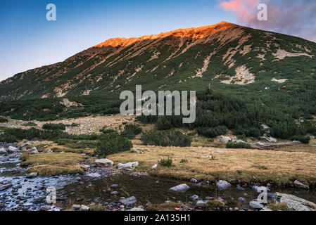 Herrlichen Blick auf den Sonnenuntergang von todorka (todorin) Peak von Banderitsa See Tal im Pirin-gebirge, Bulgarien Stockfoto