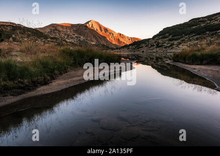 Morgen Blick auf die ribno (Fisch) Banderishko (Banderitsa) See in Pirin Nationalpark, Bulgarien Stockfoto