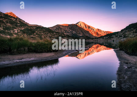 Morgen Sonnenaufgang Blick auf die ribno (Fisch) Banderishko (Banderitsa) See und Vihren peak Reflexion in der Pirin-nationalpark, Bulgarien Stockfoto