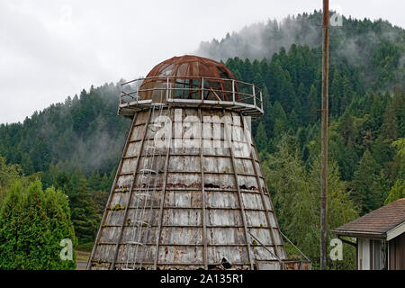 Eine antike Holzabfälle Brenner, wie ein Tipi Brenner oder Wigwam Brenner bezeichnet, an einem verlassenen Sägewerk in einer kleinen Stadt in der Cascade Mountains von Cent Stockfoto