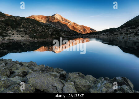 Morgen Sonnenaufgang Blick auf die ribno (Fisch) Banderishko (Banderitsa) See und Vihren peak Reflexion in der Pirin-nationalpark, Bulgarien Stockfoto