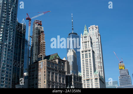 Blick von der Brooklyn Bridge in die imposante Skyline mit vielen Hochhäusern in New York City Stockfoto