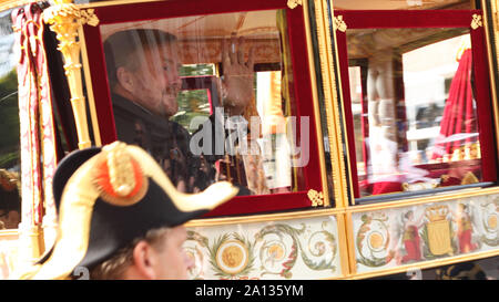 König Willem-Alexander der niederländischen Königsfamilie winken und lächeln in die Menge vorbei in ein königliches Pferd und Wagen das Glas goldener Wagen genannt Stockfoto