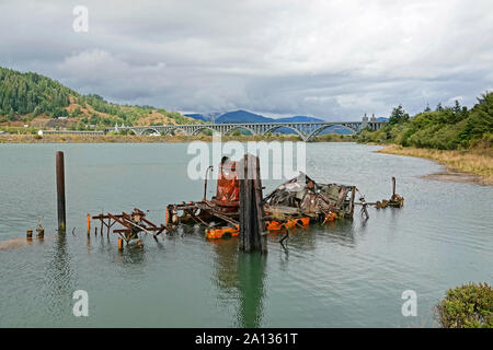 Das Wrack der alte Dampfschiff Maria D Hume, an der Mündung des Rogue River, in Gold Beach Oregon, auf der Oregon Küste Stockfoto