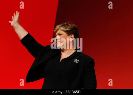 Brighton, UK. 23 Sep, 2019. Emily Thornberry, Schatten Außenminister, Wellen, die während der jährlichen Konferenz der Labour Party 2019 in Brighton, UK. Montag, September 22, 2019. Foto Credit: Lukas MacGregor/Alamy leben Nachrichten Stockfoto