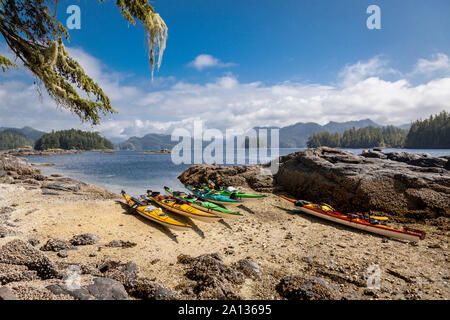 Kajaks an einem Sandstrand in der Broughton Archipel Provincial Park, British Columbia, Kanada. Stockfoto