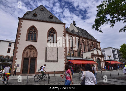 Frankfurt am Main, Deutschland. August 2019. Die Liebfrauenberg-Brunnen Platz im historischen Zentrum ist mit Touristen überfüllt, und verfügt über einen Brunnen in der m Stockfoto