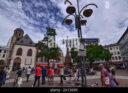 Frankfurt am Main, Deutschland. August 2019. Die Liebfrauenberg-Brunnen Platz im historischen Zentrum ist mit Touristen überfüllt, und verfügt über einen Brunnen in der m Stockfoto