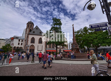 Frankfurt am Main, Deutschland. August 2019. Die Liebfrauenberg-Brunnen Platz im historischen Zentrum ist mit Touristen überfüllt, und verfügt über einen Brunnen in der m Stockfoto