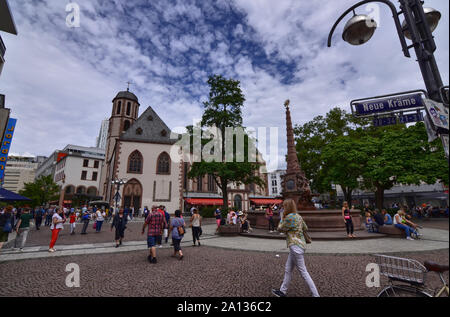 Frankfurt am Main, Deutschland. August 2019. Die Liebfrauenberg-Brunnen Platz im historischen Zentrum ist mit Touristen überfüllt, und verfügt über einen Brunnen in der m Stockfoto
