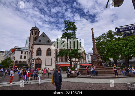 Frankfurt am Main, Deutschland. August 2019. Die Liebfrauenberg-Brunnen Platz im historischen Zentrum ist mit Touristen überfüllt, und verfügt über einen Brunnen in der m Stockfoto