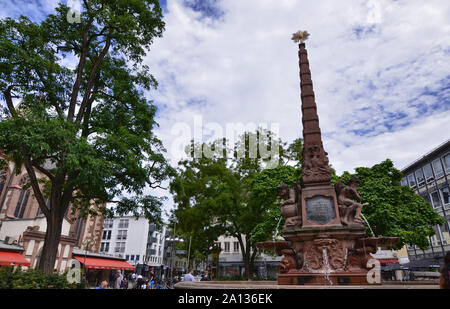 Frankfurt am Main, Deutschland. August 2019. Die Liebfrauenberg-Brunnen Platz im historischen Zentrum ist mit Touristen überfüllt, und verfügt über einen Brunnen in der m Stockfoto