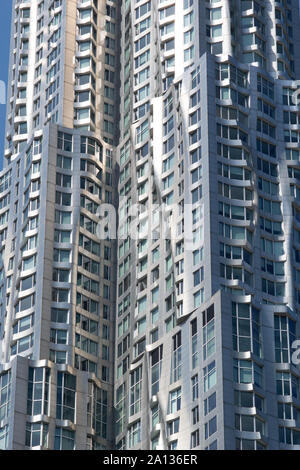 Detailansicht vom Frank Gehry-Hochhaus in NEW YORK in Manhattan, aufgenommen von der Brooklyn Bridge. Beeindruckende moderne Architektur silber glänzend mi Stockfoto